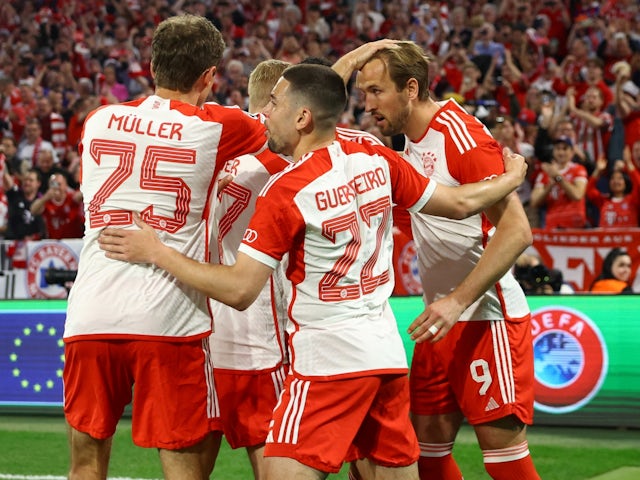 Harry Kane du Bayern Munich célèbre son deuxième but avec ses coéquipiers le 30 avril 2024