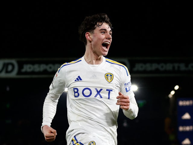 Archie Gray de Leeds United photographié en février 2024