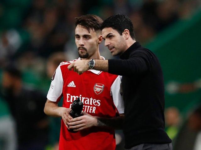 Le manager d'Arsenal Mikel Arteta photographié avec Fabio Vieira le 9 mars 2023