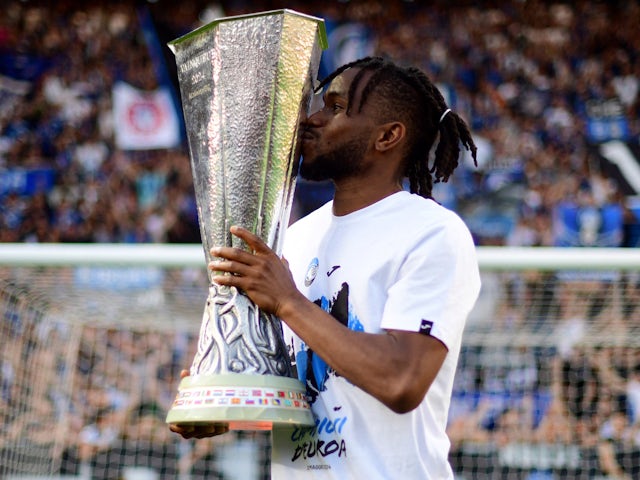 Ademola Lookman de l'Atalanta célèbre après le match avec le trophée de la Ligue Europa le 26 mai 2024 Ademola Lookman de l'Atalanta célèbre après le match avec le trophée de la Ligue Europa le 26 mai 2024