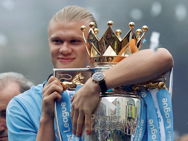 Erling Haaland, joueur de Manchester City, détient le trophée de la Premier League le 26 mai 2024
