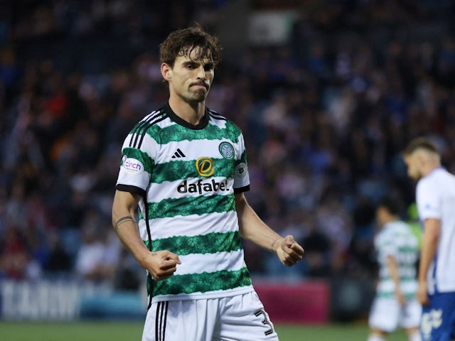 Matt O'Riley du Celtic célèbre son quatrième but le 15 mai 2024