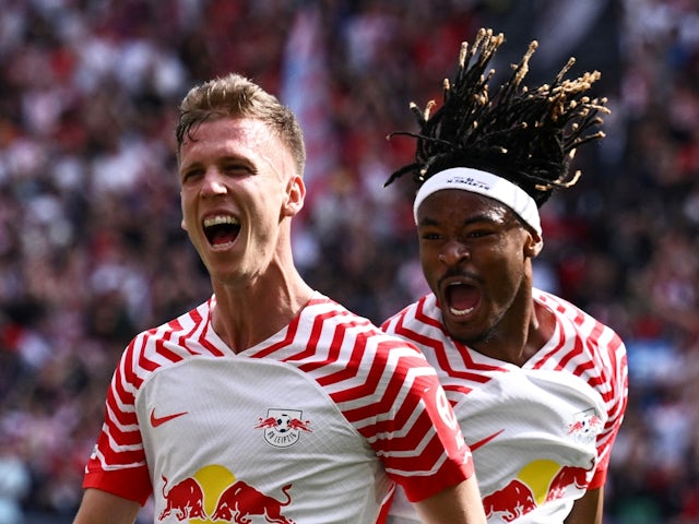 Dani Olmo du RB Leipzig célèbre son premier but avec Mohamed Simakan le 13 avril 2024