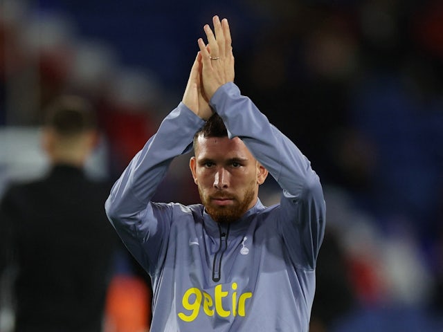 Pierre-Emile Hojbjerg de Tottenham Hotspur lors de l'échauffement avant le match le 27 octobre 2023