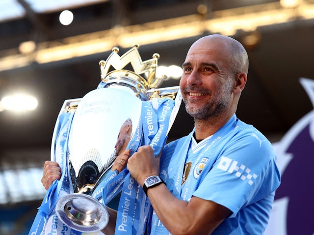 Le manager de Manchester City, Pep Guardiola, célèbre avec le trophée après avoir remporté la Premier League le 19 mai 2024