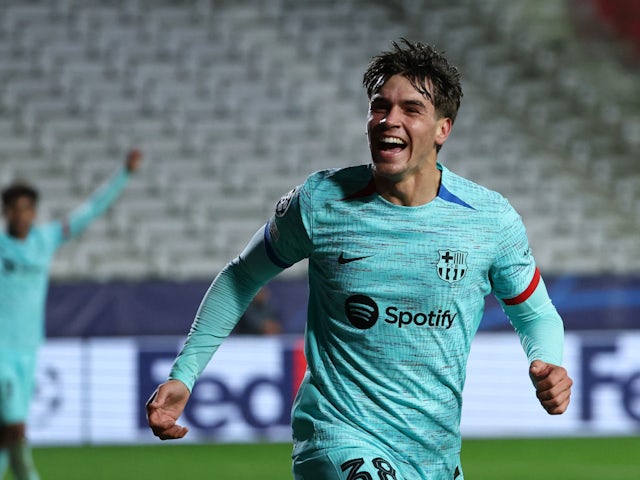 L'attaquant de Barcelone Marc Guiu célèbre son but contre le Royal Antwerp le 13 décembre 2023.