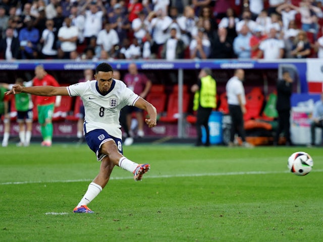 L'Anglais Trent Alexander-Arnold marque un penalty pour remporter la séance de tirs au but le 6 juillet 2024