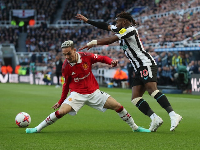 Allan Saint-Maximin de Newcastle United en action avec Antony de Manchester United le 2 avril 2023