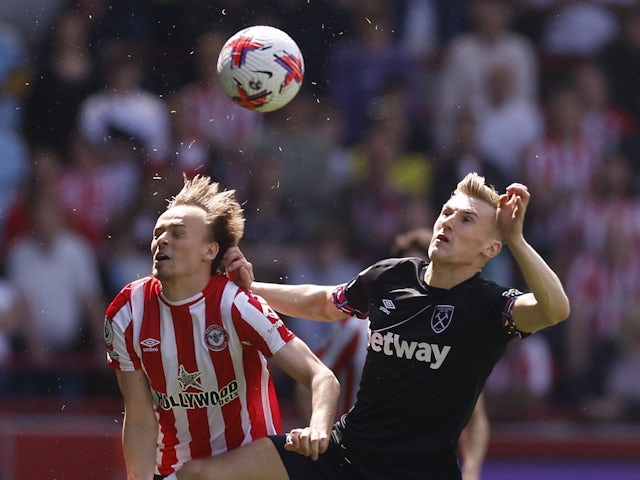 Mikkel Damsgaard de Brentford en action avec Flynn Downes de West Ham United le 14 mai 2023
