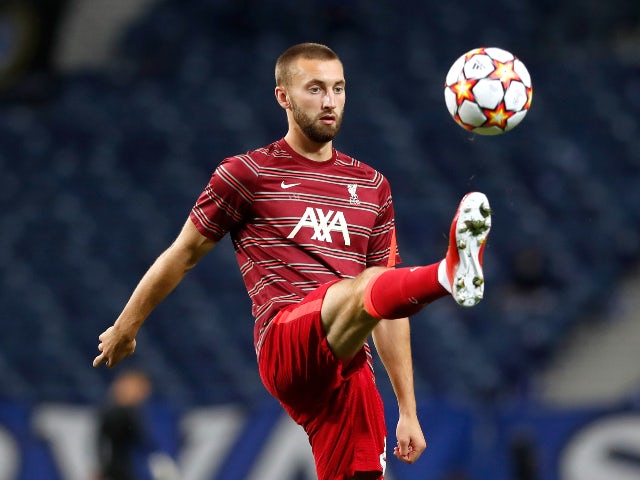 Nat Phillips s'échauffe pour Liverpool en septembre 2021