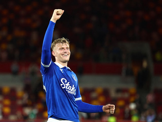 Jarrad Branthwaite d'Everton célèbre après le match du 23 septembre 2023