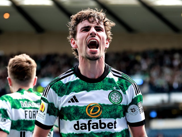 Matt O'Riley du Celtic célèbre le 13 mai 2024