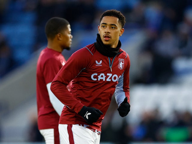 Jacob Ramsey d'Aston Villa s'échauffe en avril 2023 Jacob Ramsey d'Aston Villa s'échauffe en avril 2023