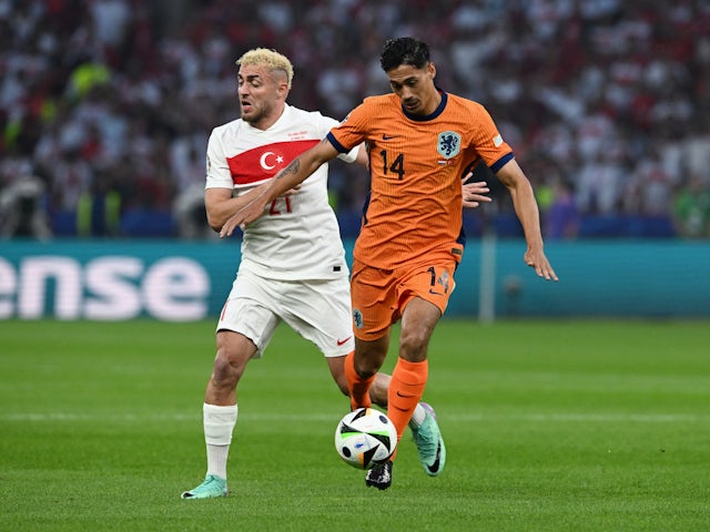 Le Néerlandais Tijjani Reijnders en action avec le Turc Baris Alper Yilmaz le 6 juillet 2024