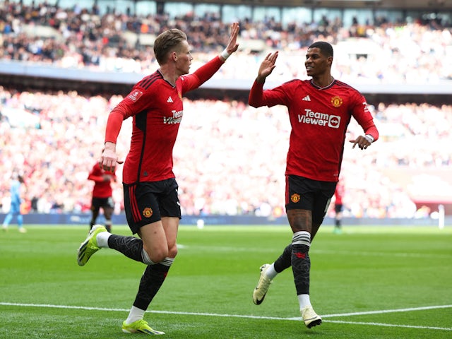 Scott McTominay de Manchester United célèbre son but contre Coventry City avec Marcus Rashford le 21 avril 2024