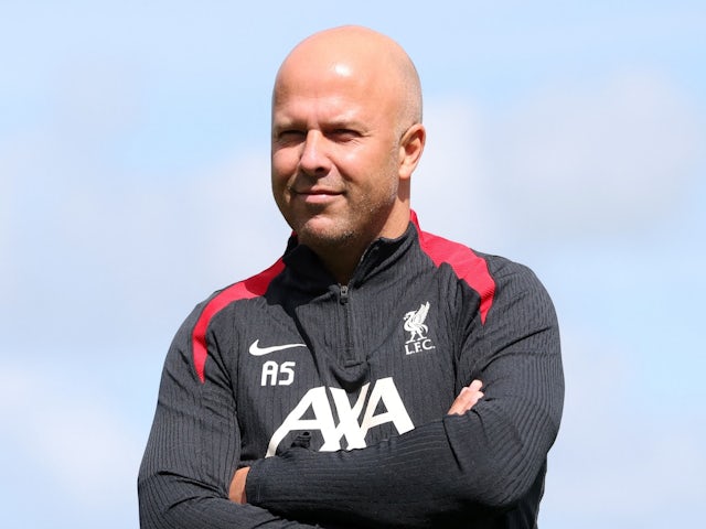 Le nouveau manager de Liverpool, Arne Slot, pose pour une photo au centre d'entraînement le 5 juillet 2024