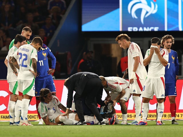 Riccardo Calafiori reçoit un traitement pour une blessure alors qu'il représente l'Italie le 6 septembre 2024.