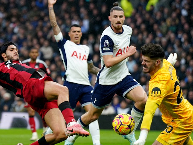 Fraser Forster de Tottenham Hotspur sauve Raul Jimenez de Fulham le 1er décembre 2024