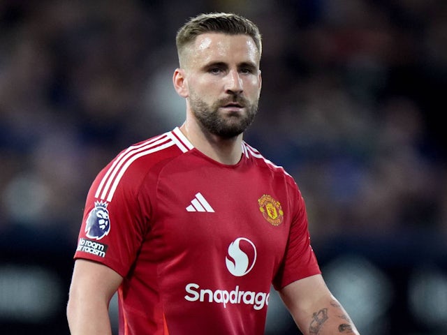 Luke Shaw de Manchester United en action le 24 novembre 2024