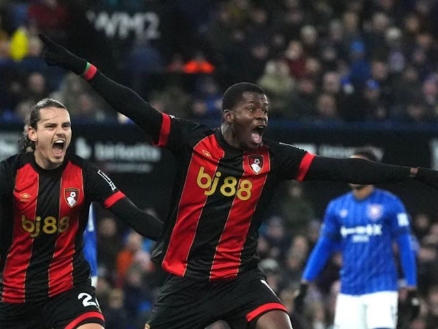 Dango Ouattara de Bournemouth célèbre le deuxième but de son équipe contre Ipswich Town, le 8 décembre 2024