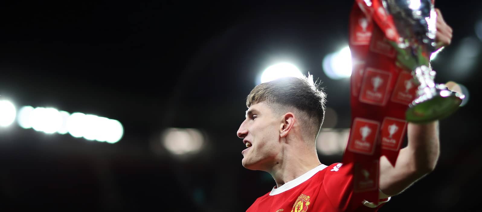Sonny Aljofree de Man United marque son deuxième but en carrière alors qu'il affronte Rhys Bennett en Ligue 2 - Man United News And Transfer News