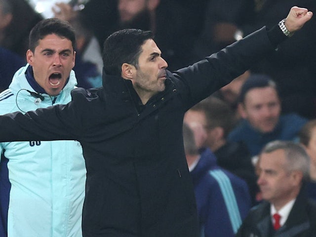 Le manager d'Arsenal Mikel Arteta et l'entraîneur Carlos Cuesta réagissent le 15 janvier 2025