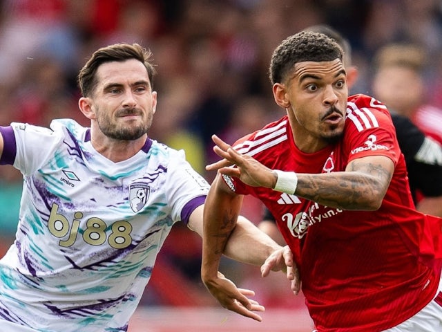 Lewis Cook de Bournemouth en action avec Morgan Gibbs-White de Nottingham Forest le 17 août 2024