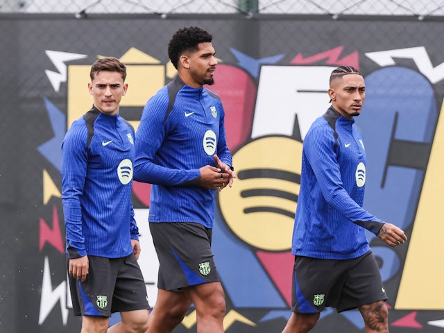 Gavi, Ronald Araujo et Raphinha de Barcelone à l'entraînement le 25 novembre 2024