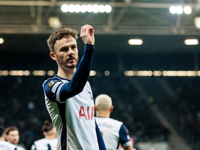 James Maddison de Tottenham Hotspur célèbre son but contre Hoffenheim le 23 janvier 2025