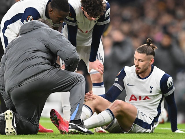 Radu Dragusin de Tottenham Hotspur reçoit un traitement pour une blessure le 30 janvier 2025