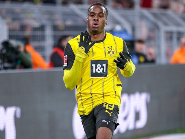 Jamie Bynoe Gittens du Borussia Dortmund lors du match de son équipe contre le Bayern Munich, le 30 novembre 2024