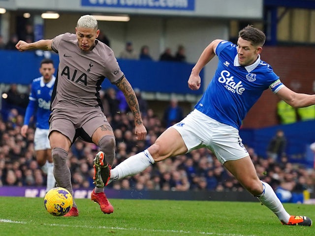 Richarlison de Tottenham Hotspur et James Tarkowski d'Everton le 3 février 2024