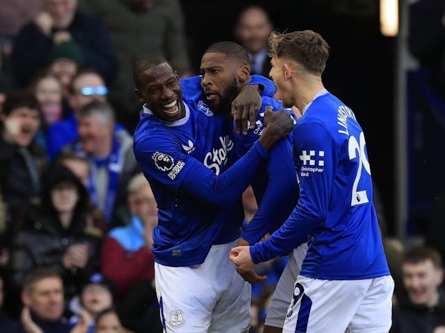 La Beto d'Everton célèbre avec Abdoulaye Doucoure et Jesper Lindstrom le 1er février 2025 La Beto d'Everton célèbre avec Abdoulaye Doucoure et Jesper Lindstrom le 1er février 2025