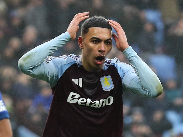 Morgan Rogers d'Aston Villa réagit après une chance manquée le 15 février 2025
