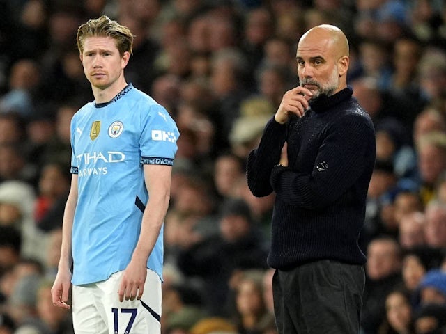 Manchester City Manager Pep Guardiola avec Kevin de Bruyne le 23 novembre 2024