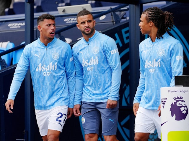 Matheus Nunes de Manchester City, Kyle Walker et Nathan Ake sur la photo avant le match le 24 août 2024 Matheus Nunes de Manchester City, Kyle Walker et Nathan Ake sur la photo avant le match le 24 août 2024