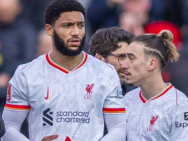 Joe Gomez de Liverpool est enlevé des blessés le 9 février 2025