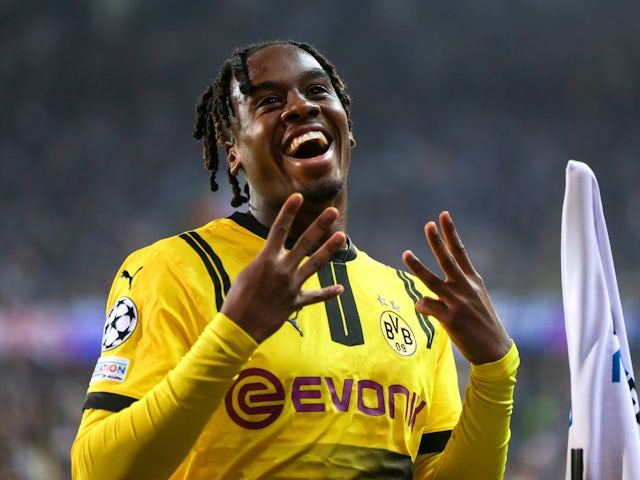 Jamie Bynoe-Gittens du Borussia Dortmund célèbre le score le 18 septembre 2024