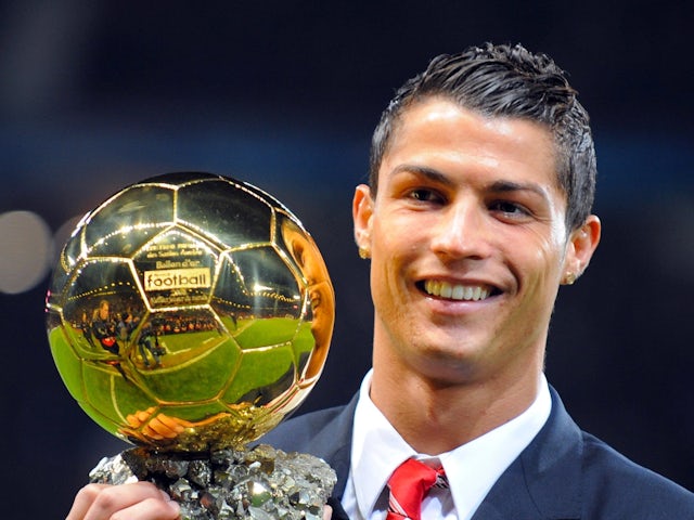 Cristiano Ronaldo de Manchester United pose avec le trophée Ballon d'Or masculin le 10 décembre 2008.