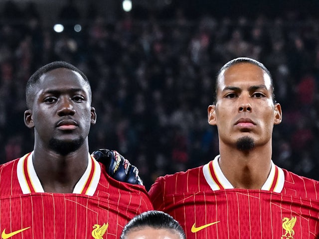 Virgil Van Dijk de Liverpool et Ibrahima Konate illustré le 23 octobre 2024