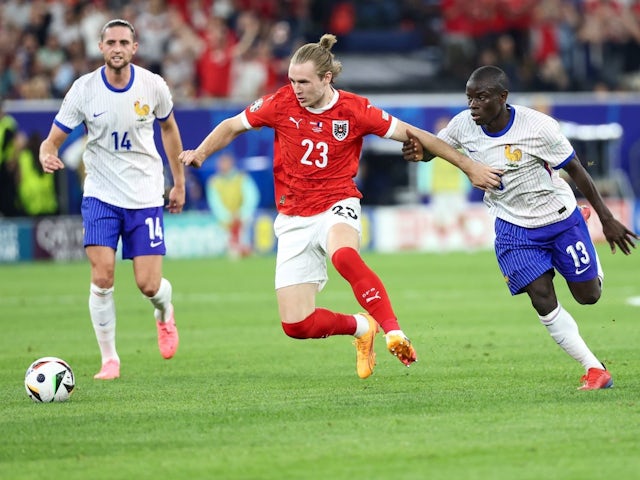 UEFA Euro 2024, Stage Stage, Autriche vs France. L'image montre Adrien Rabiot (FRA), Patrick Wimmer (AUT) et N Golo Kante (FRA) 17 juin 2024 (Imago)