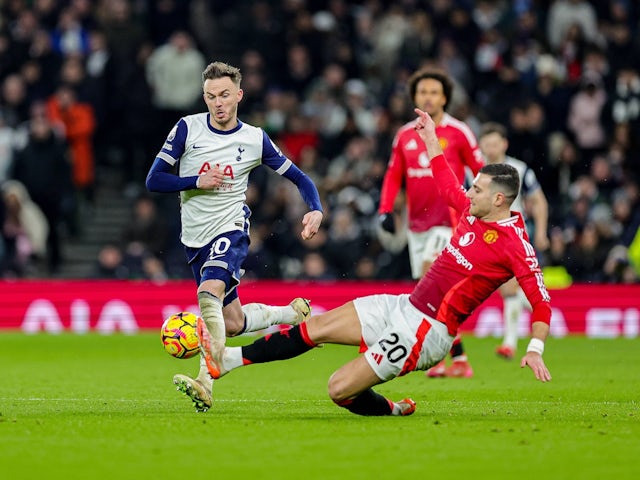 James Maddison de Tottenham Hotspur en action contre Manchester United le 16 février 2025