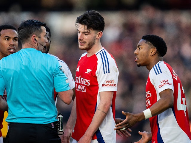 Myles Lewis-Skelly et Declan Rice d'Arsenal ont remontré avec l'arbitre Michael Oliver le 25 janvier 2025