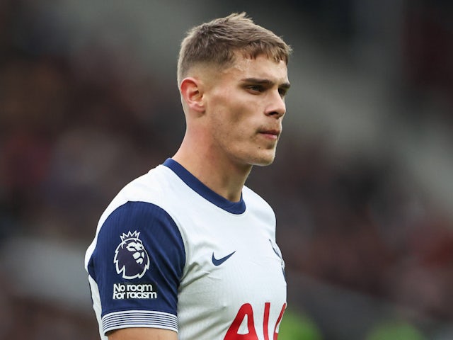 Micky van de Ven de Tottenham Hotspur illustré le 29 septembre 2024