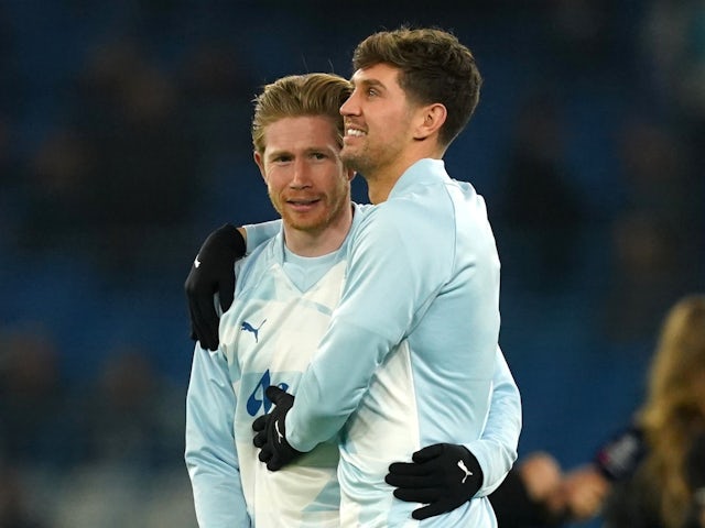Kevin de Bruyne et John Stones de Manchester City lors de l'échauffement du 6 mars 2024 Kevin de Bruyne et John Stones de Manchester City lors de l'échauffement du 6 mars 2024