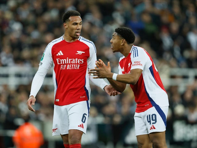 Gabriel d'Arsenal avec Myles Lewis-Skelly en action le 5 février 2025