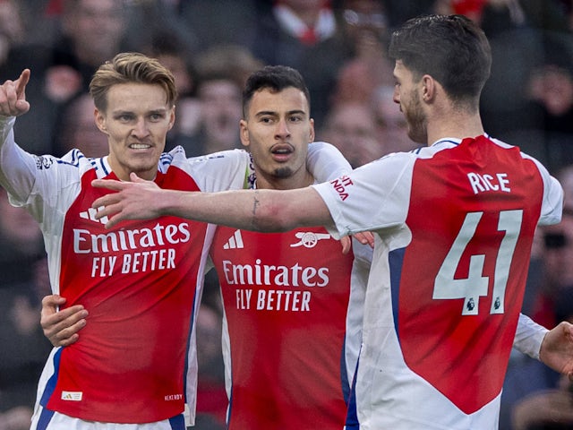 Gabriel Martinelli et Martin Odegaard d'Arsenal célèbrent le 2 février 2025