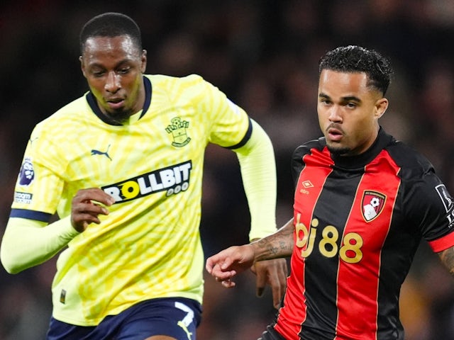 Joe Aribo de Southampton en action avec Justin Kluivert de Bournemouth le 30 septembre 2024