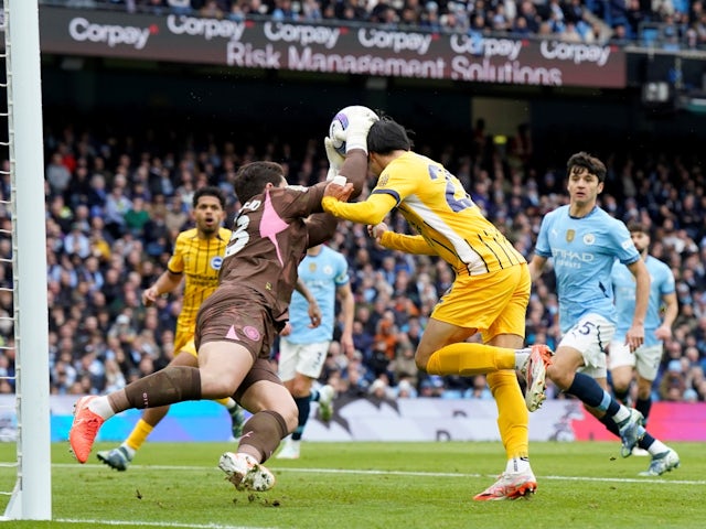Kaoru Mitoma en action de Brighton & Hove Albion avec Stefan Ortega de Manchester City le 15 mars 2025 Kaoru Mitoma en action de Brighton & Hove Albion avec Stefan Ortega de Manchester City le 15 mars 2025