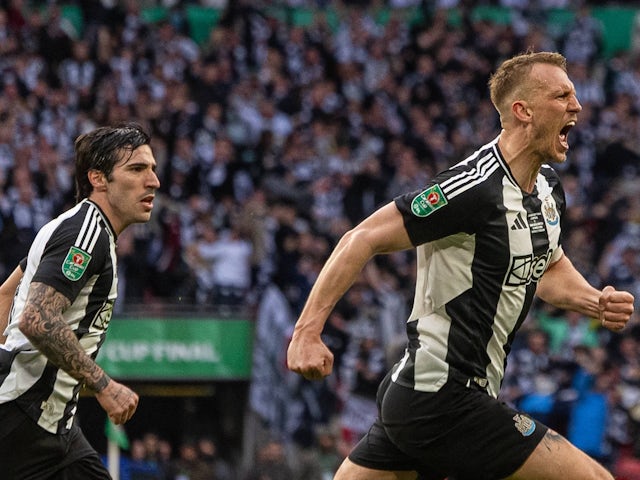 Dan Burn célèbre le score pour Newcastle lors de la finale de la Coupe EFL le 16 mars 2025